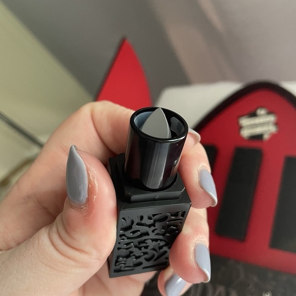 HIPDOT x Addams Family Limited Edition Makeup Set 3 Lipsticks Pin And Eyeshadow - Picture 15 of 15